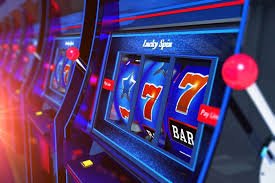 Split-screen view of Liga 1 match odds and Fishing Arcade table on vip333 slot